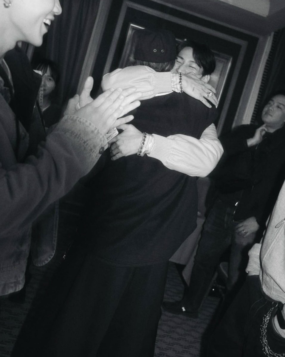 กอดๆ น่ะ 🫶🏻 รูปนี้หน้าน้องแบมจะจมไปกับคอพี่แล้ว

#Jackbam Cr.gunn_8