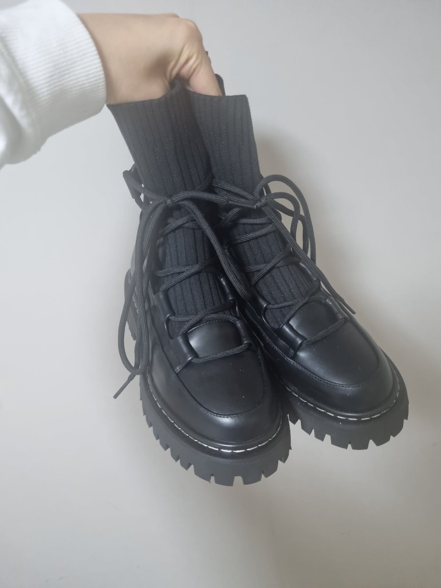 이 신발쉑기 문틈에 넣고 겁나 팼는데도 자아가 너무 강해서 뒷꿈치가 사망하심.
그래서 이번엔 더 패보려고요.