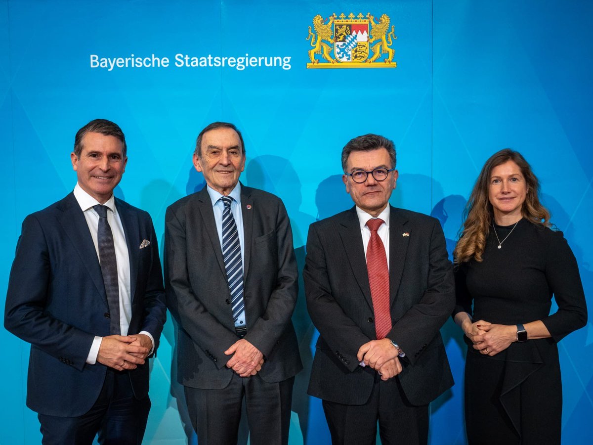 SRBinMunchen's tweet photo. Generalni konzul R. Srbije u Minhenu B. Vučurović i konzul K. Simonović prisustvovali su  Novogodišnjem prijemu u prostorijama Bavarske državne kancelarije. Domaćini skupa bili su dr Florian Hermann, šef kabineta bavarskog premijera M. Söder-a i Eric Beißwenger, min. za Evropu https://t.co/iQRbHTf4af