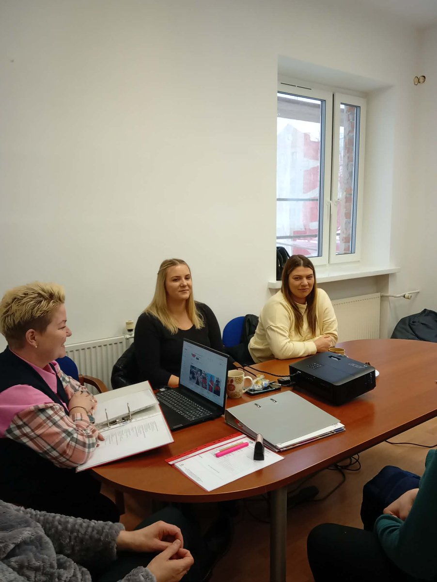 Fundacja_FALA's tweet photo. Budujemy odpowiedzialność! 🛡️ Uczestnicy CIS FALA w Zambrowie przeszli szkolenie z BHP oraz kurs pierwszej pomocy 🚑. Finał? Zasłużone dyplomy i duża dawka praktycznej wiedzy! 🎓🤝 https://t.co/f0s26tiMBh