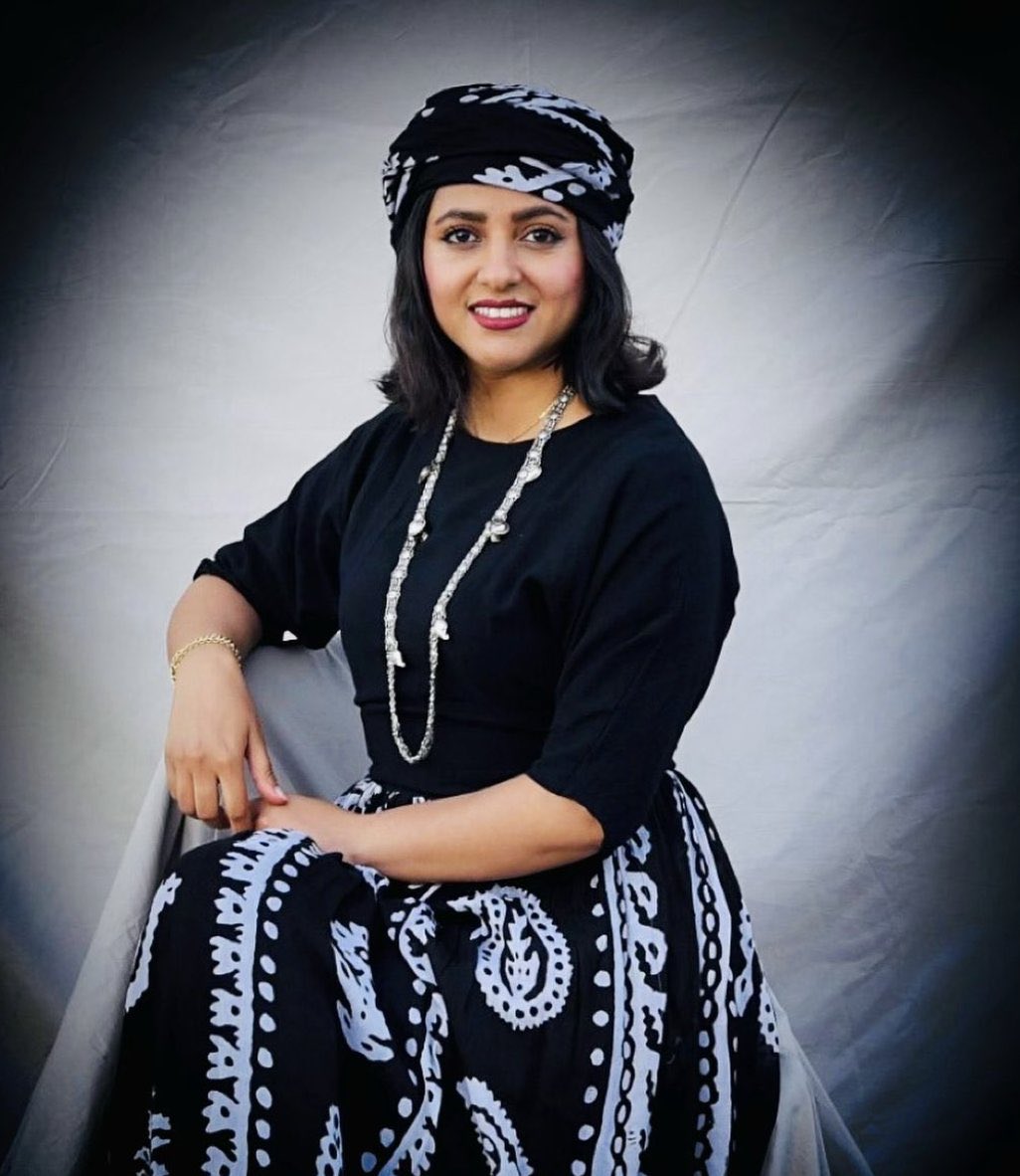 Yalda Abbasi, chanteuse kurde renommée originaire du Khorasan, a été arrêtée à Mashhad, alors qu'elle était rentrée en Iran pour visiter sa famille.  Elle a été incarcérée à la prison de Wakel-Ava pour y purger une peine d'un an prononcée contre elle par contumace pour ses