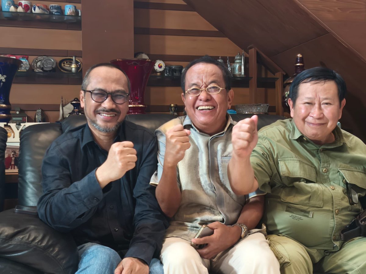 Akhirnya kita bisa ketawa bersama mantan Ketua KPK  <a href="/AbrahamSamadd/">Abraham Samad</a> dan mantan Kabareskrim Pak <a href="/susno2g/">susno duadji</a>. 
Masih ingat kasus Cicak vs Buaya ?
Terima kasih Pak Abraham Samad dan Pak Susno berkenan berkumpul dikediaman kami.