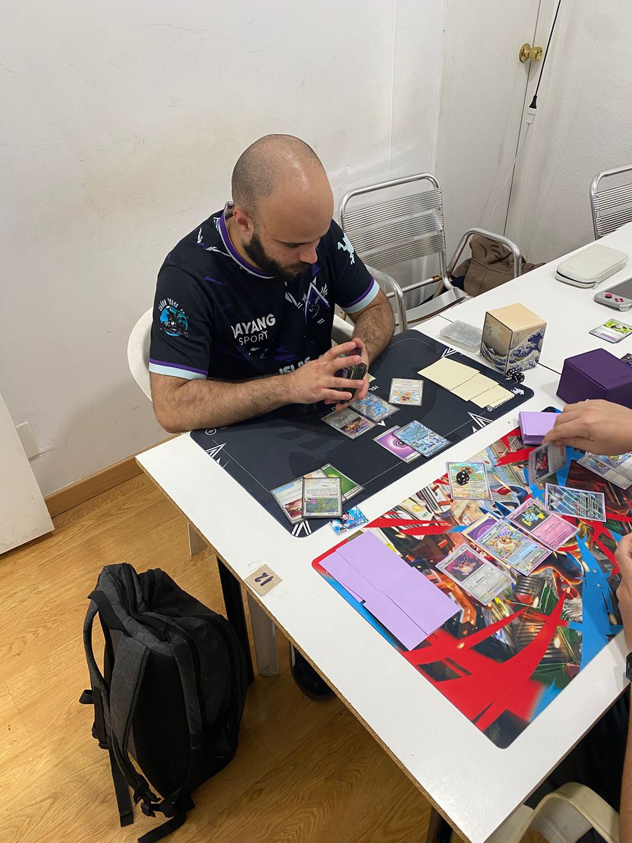 Nuestros remolinos jugaron ayer el Challenge de Comic Revolution donde <a href="/RodriMJ_PTCG_/">IRL rodri</a> consiguió el primer puesto🥇, <a href="/Ivancdt7/">🎄🐰DZP Shyvan🐰🎄</a> un segundo puesto🥈!!

Mención especial a <a href="/nogalverde_/">Jesús Nogales</a> , <a href="/machucapapas0/">IRL Xavi</a> y a <a href="/_Yhuri91/">Jorge Alvarez Cano</a> que participaron con un poco menos de fortuna 🫶

Otro más! 

#IRL🌪️