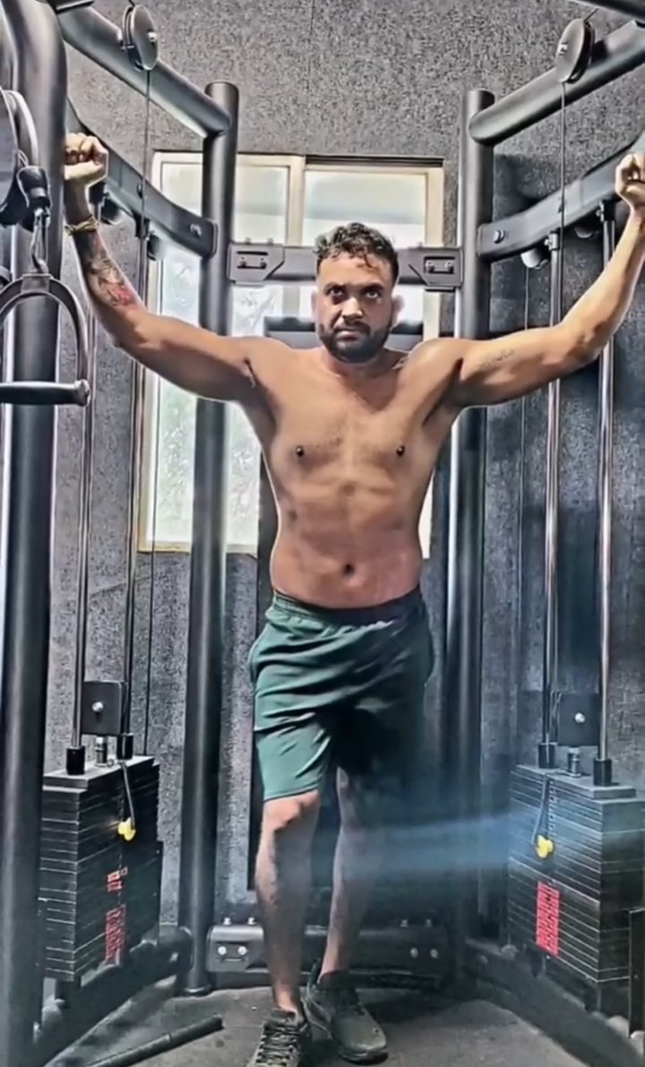 😱 "तुम करना, में वीडियो बनाउँगी!"
ये कहना था एक ऐसी महिला का, जो खुद वीडियो बनाती और अपने पति से वो सब करवाती, जिसकी आप कल्पना भी नहीं कर सकते!

ये कोई फिल्म की कहानी नहीं, बल्कि भोपाल के एक शातिर जोड़े की सच्ची दास्ताँ है — जहाँ पत्नी चंद्रिका अपने पति अविनाश के साथ मिलकर