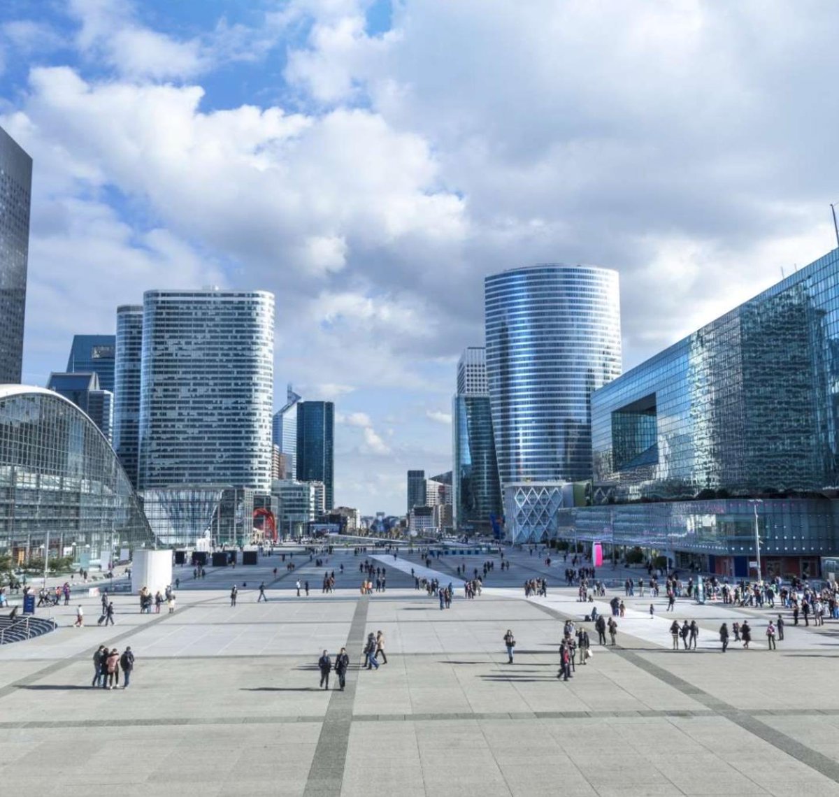 mbrask_'s tweet image. La Défense est l’exemple même de la technocratie française. 

Elle est mal pensée, pleine de normes, déshumanisée. 

Dans n’importe quel autre mégapole, on aurait fait un parc paysager depuis des années. 

Pourquoi travailler dans ce moche ?  

Ma proposition en 5 min avec l’IA.