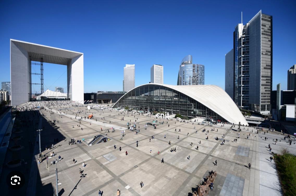 mbrask_'s tweet image. La Défense est l’exemple même de la technocratie française. 

Elle est mal pensée, pleine de normes, déshumanisée. 

Dans n’importe quel autre mégapole, on aurait fait un parc paysager depuis des années. 

Pourquoi travailler dans ce moche ?  

Ma proposition en 5 min avec l’IA.