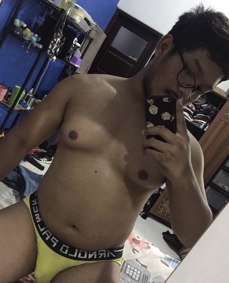wanniebae's tweet photo. damn i used to be hot… what happened??? https://t.co/EKCYMqmSEl