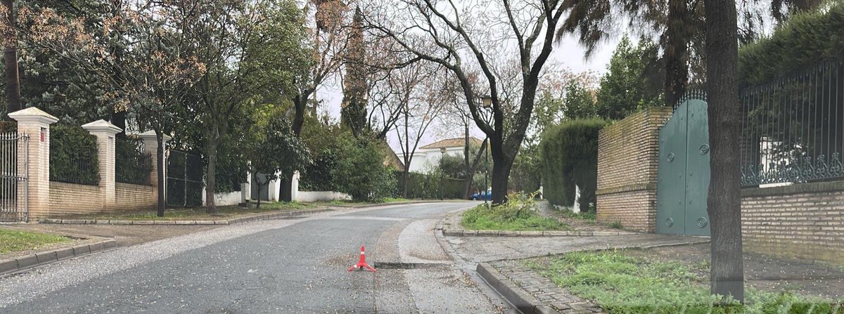 Socavones por doquier en #SimonVerde. 
Ya ni se preocupan en arreglarlos. Lo señalizan con estos conos, hasta que el viento o algún gracioso se lo lleva, y entonces el peligro aumenta.
Estos socavones se llevan de agua con la lluvia y aparentan menos profundidad. Son un PELIGRO!