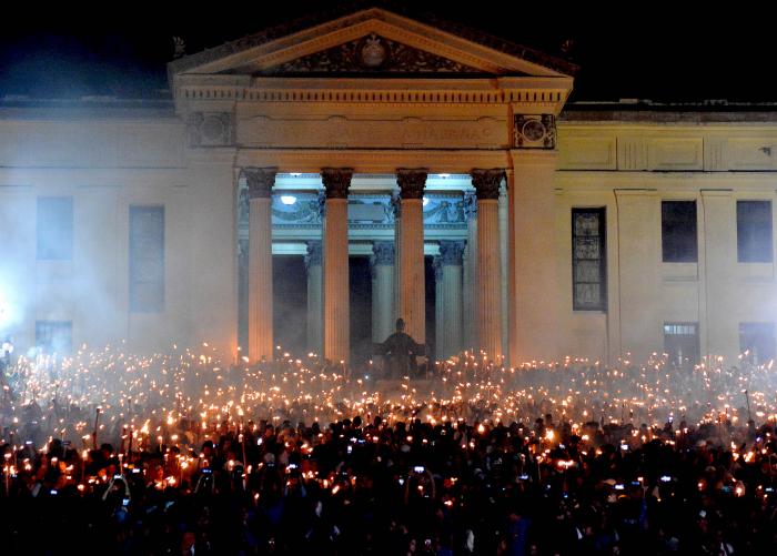 Ante el viejo enemigo que amenaza la Patria, hay mucha pelea que dar y que necesita el fuego –el que ilumina y el que quema–, y la idea, los principios, el coraje y el antimperialismo de los padres que honramos. El fuego, como la esperanza, permanece. #Cuba