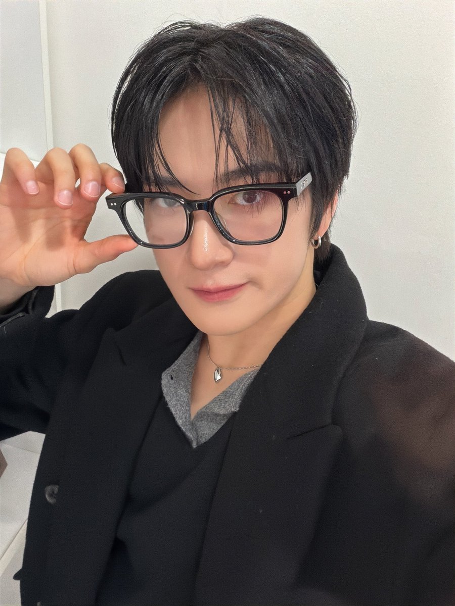 TRENDZ_OFFCL's tweet image. [#윤우] 똑똑하게 보이려나🐺🖤

#FROM_TRENDZ #TO_FRIENDZ #TRENDZ #트렌드지