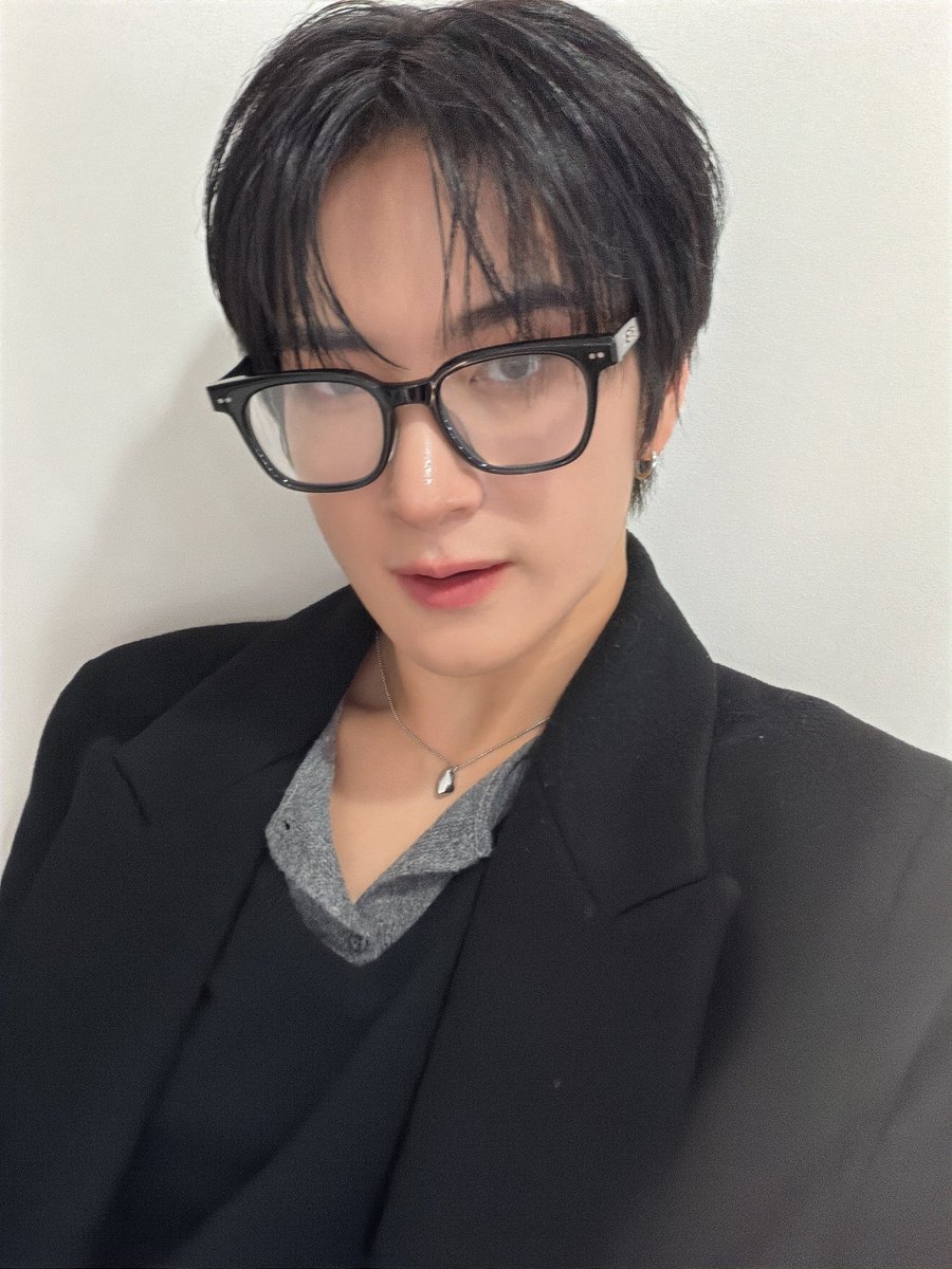 TRENDZ_OFFCL's tweet image. [#윤우] 똑똑하게 보이려나🐺🖤

#FROM_TRENDZ #TO_FRIENDZ #TRENDZ #트렌드지