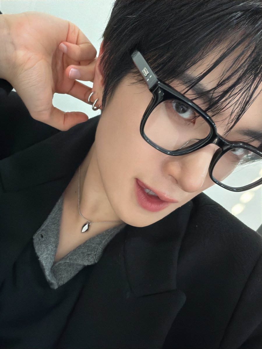 TRENDZ_OFFCL's tweet image. [#윤우] 똑똑하게 보이려나🐺🖤

#FROM_TRENDZ #TO_FRIENDZ #TRENDZ #트렌드지