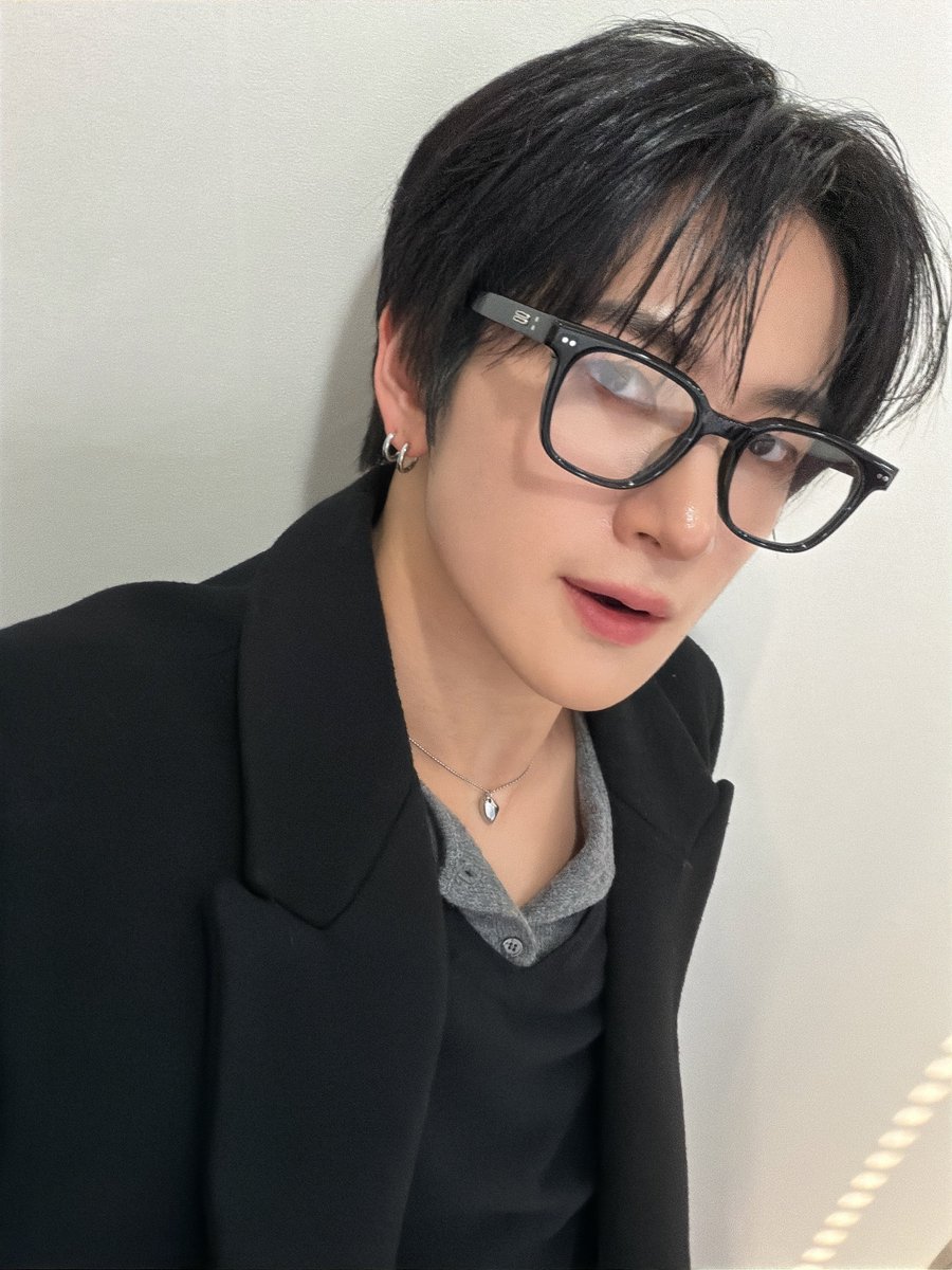 TRENDZ_OFFCL's tweet image. [#윤우] 똑똑하게 보이려나🐺🖤

#FROM_TRENDZ #TO_FRIENDZ #TRENDZ #트렌드지