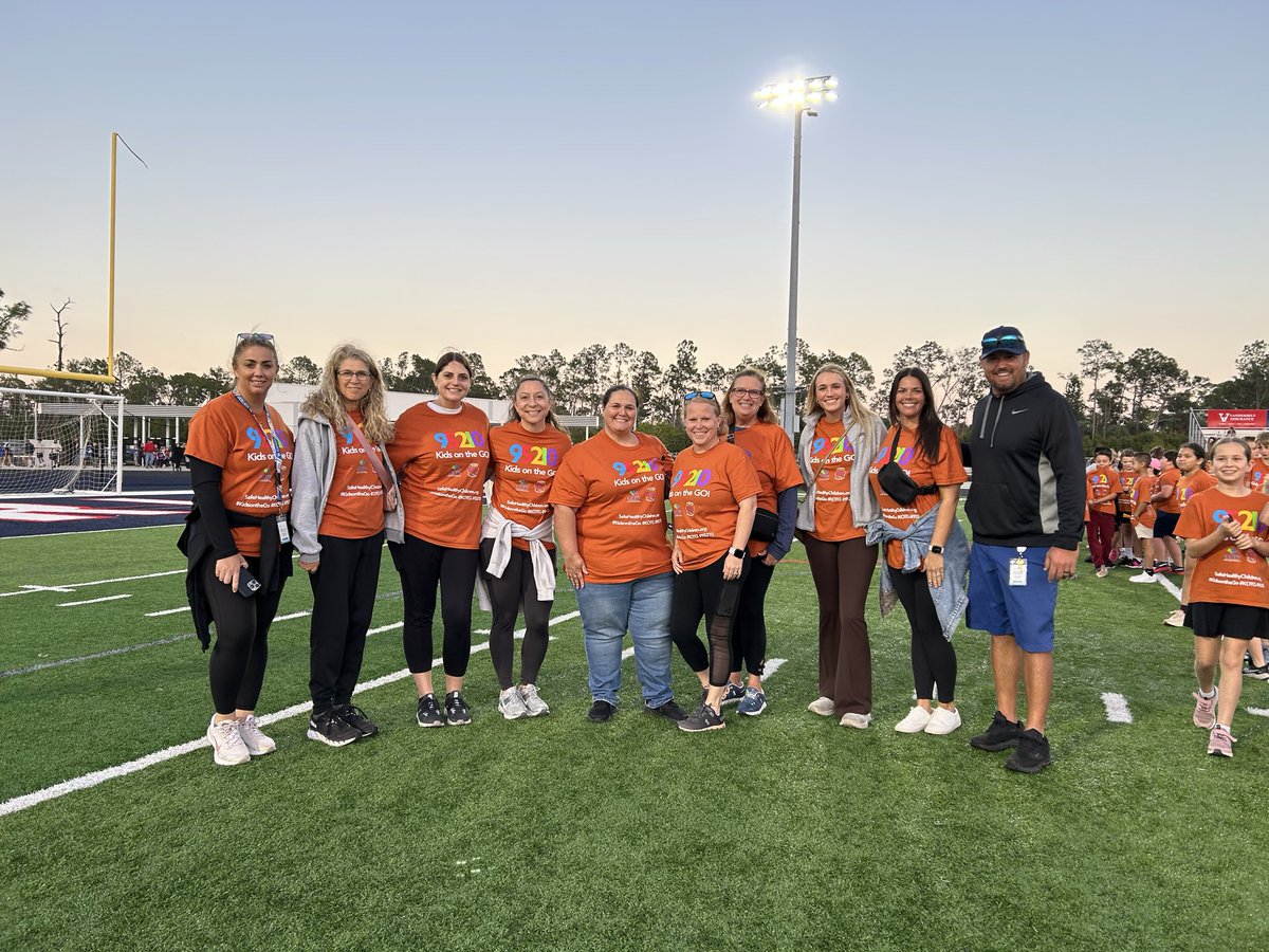 mscordeiroAP's tweet photo. What an amazing turnout for the Final Mile Run! @collierschools @BCEBobcat https://t.co/3qxBXHug7m