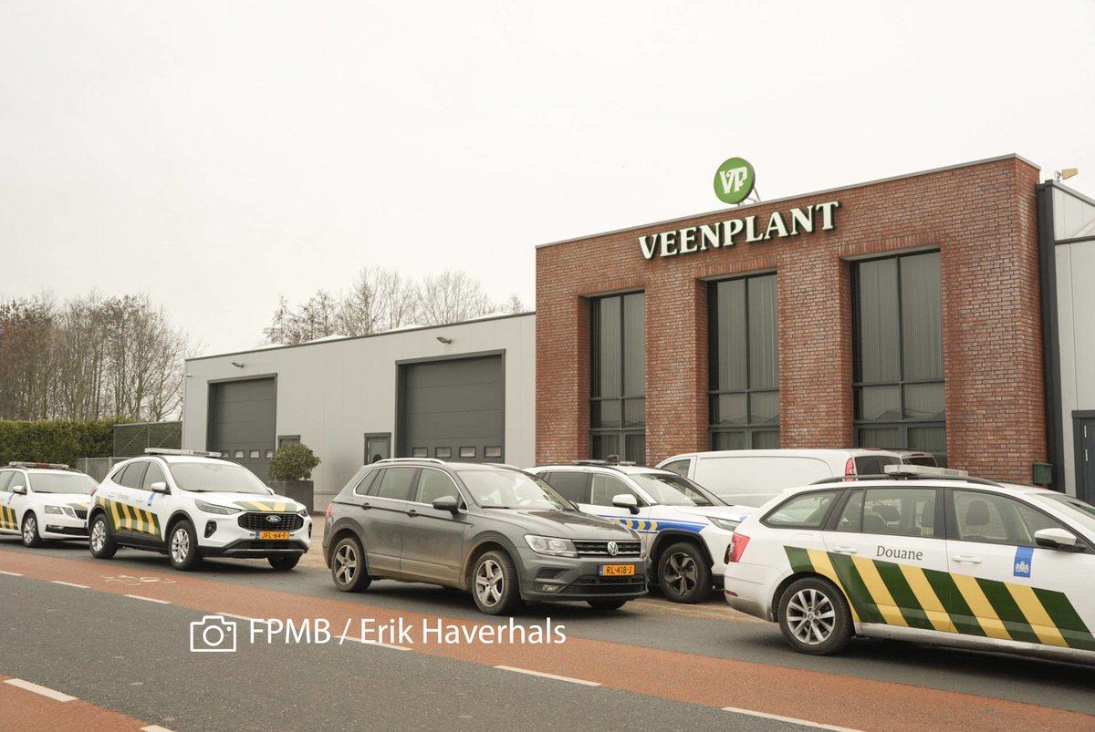 Inval bij bedrijf Veenplant aan de Middenweg in Andel