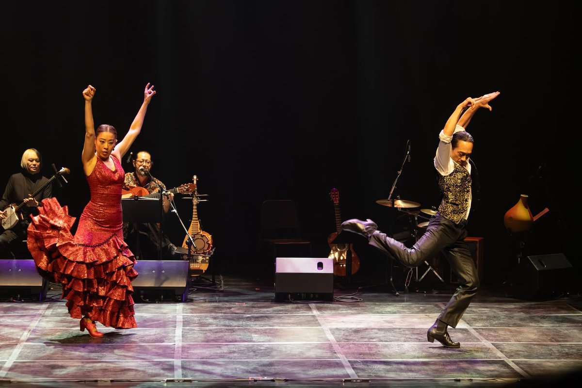 韓国公演

オープニングは音楽家全員で一曲。
１部は韓国チーム、２部は日本チームでそれぞれ民族音楽とフラメンコのコラボ。

韓国の笛は初めて聞いた。力強さと同時に懐かしさも覚える。
オープニングは真横でパルマ（手拍子）叩いたので、贅沢な特等席から見れました♪