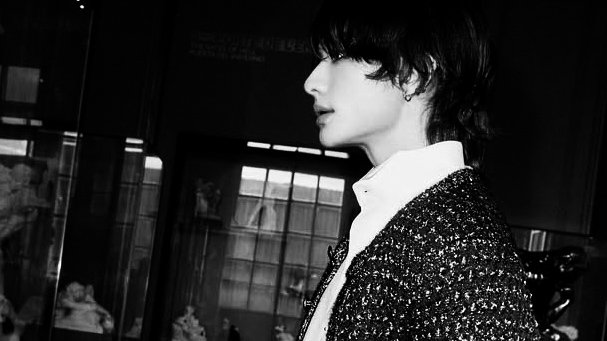 Hyunjinr's tweet image. A poised silhouette that conveys elongated elegance.