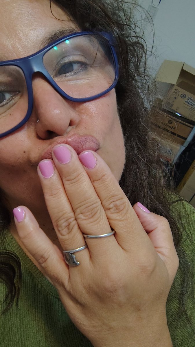 cuando nos separamos, por un ratito, yo me lo beso todo igual 🤭

#martesdetrompas en medio del bolonqui