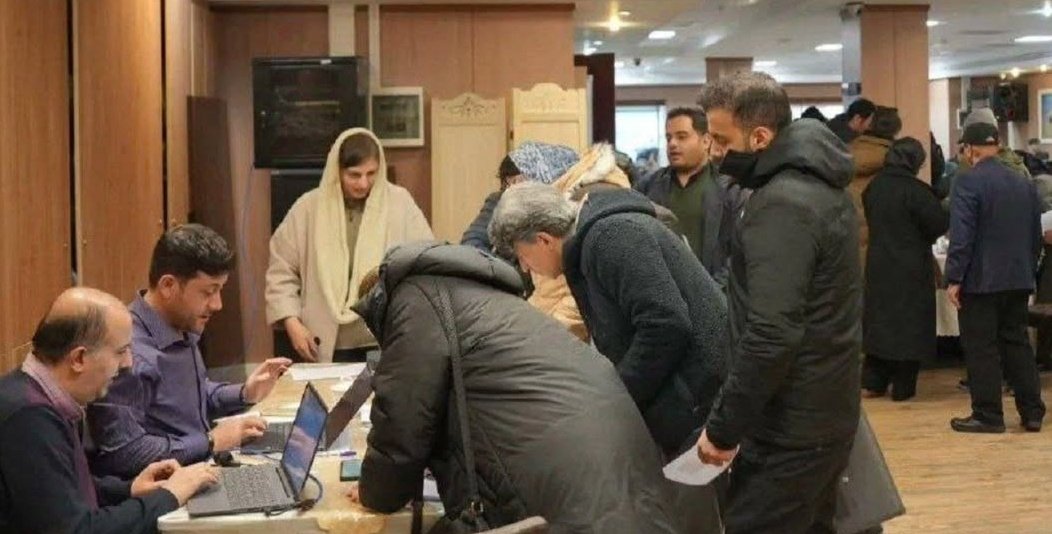 xixitro's tweet photo. صف تاجران برای استفاده نیم ساعته از #اينترنت برگه تعهد در اتاق بازرگانی برای اینترنت جهانی
کارت بازرگانی و کارت ملی را در یک دست و کاغذ تعهد نامه را در دست دیگری گرفته اند تا بعد از ثبت آی پی و ساعت ورود برای چند ساعت به دنیای آزاد وصل شوند.
این نسل همیشه عاشق صف بود نه حق https://t.co/VCCGrmUNZB