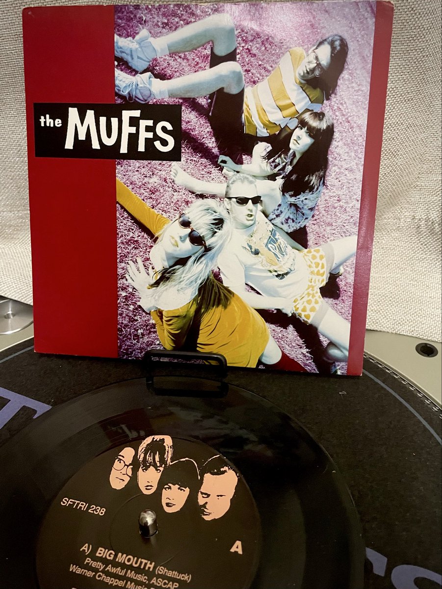 マフスの大好きな曲の7インチ。
しかもB面はセインツのDo The Robotのカバーって最高過ぎます。[K]

The Muffs - Big Mouth youtu.be/gIk1gQKR4V8?si…