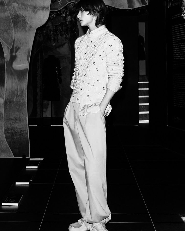 Hyunjinr's tweet image. The refined craftsmanship’ and restrained detail lend the ensemble a timeless sophistications, allowing the overall composition to appear effortlessly composed.