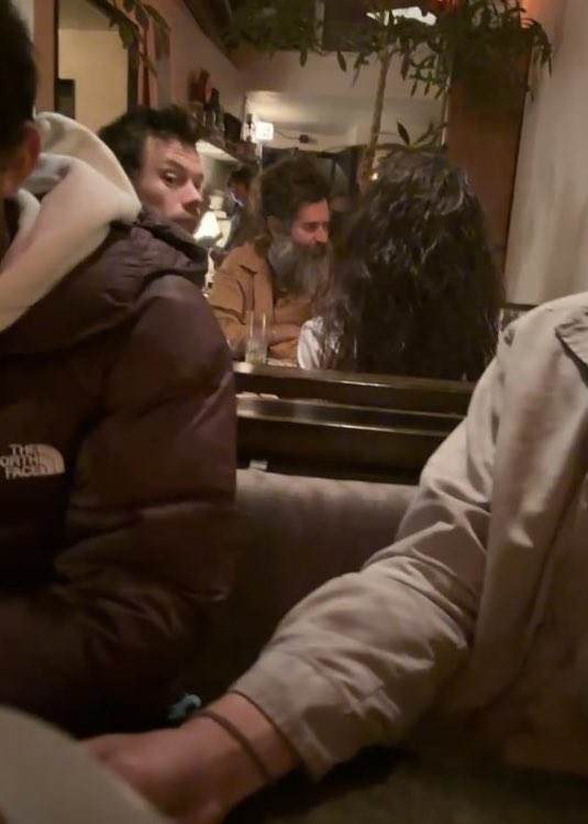 HS_News_'s tweet image. Harry and Zoë Kravitz with friends at a restaurant in Los Angeles yesterday 

- January 26, 2025