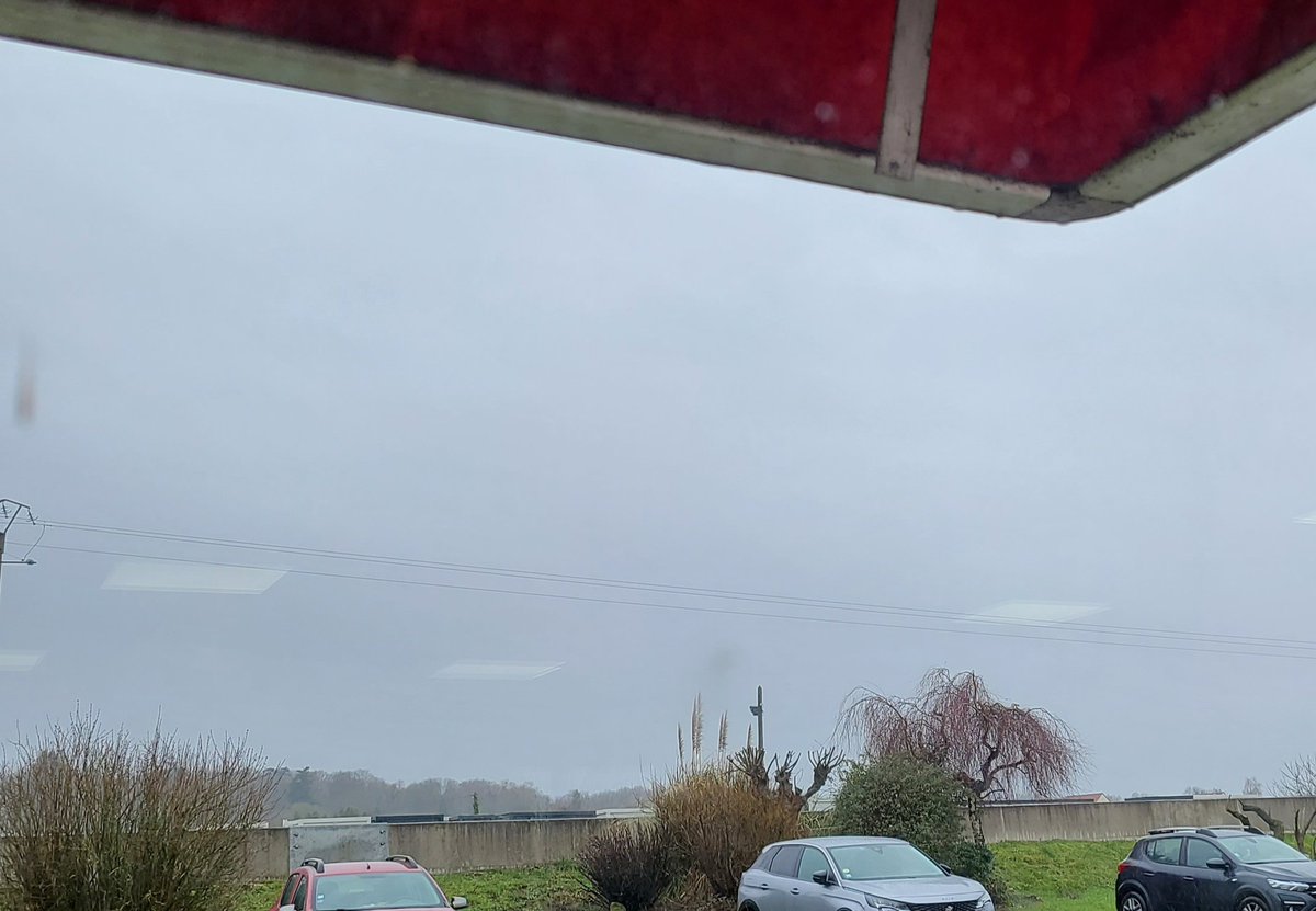 LesMotsRares's tweet photo. Je vous propose un petit jeu :
Depuis l'endroit où vous vous trouvez, prenez une photo montrant le temps qu'il fait à cet instant. #MeteoDuJour https://t.co/ygOPPbXPhk