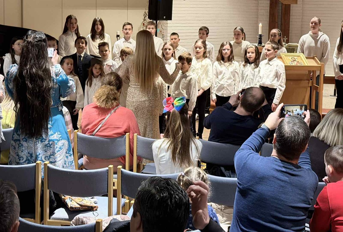 ДА ЖИВИМО СВИ У СЛОЗИ
поручују деца са Светосавске академије у Драмену.
Светосавска академија је отпочела вечерњом службом, а потом химном Светом Сави. Програм је уприличен богатим светосавским рецитацијама, соло клавирским наступима и музичким нумерама које су изводили ђаци