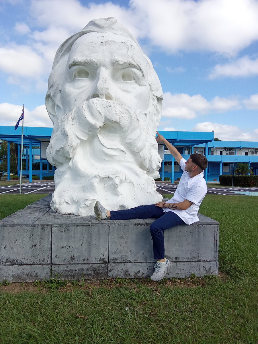 🙌🏻💯🇨🇺Muchas felicidades al IPVCE "Federico Engels" que hoy está arribando a sus 48 años de fundada. La "Gran Casa Azul" cómo cariñosamente la llamamos quienes estudiamos ahí y nos formamos bajo principios.👏🏻✊🏻

#FeuUCMPinar 
#100AñosConFidel