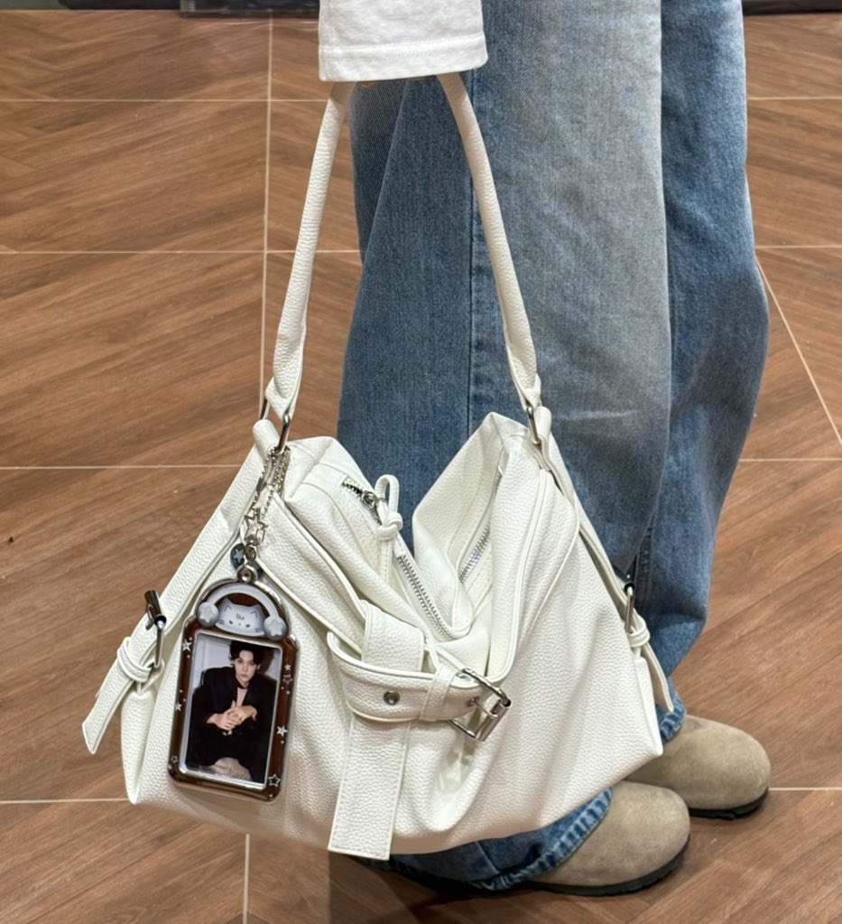 kukkikkingkong's tweet image. ราคาหลักร้อย ดูดีหลักพันเกิน แล้ว kaka studio กำลังSaleอยู่เหลือ 249อ่ะแกกก ชั้นเคยสั่งมาตอนแพงกว่านี้ นอย แต่ตำเพิ่มอีกได้ชิลลล์ ทรงโครต treandy แถมสายมีทั้งสั้นยาว สะพายง่ายมั้กก💟