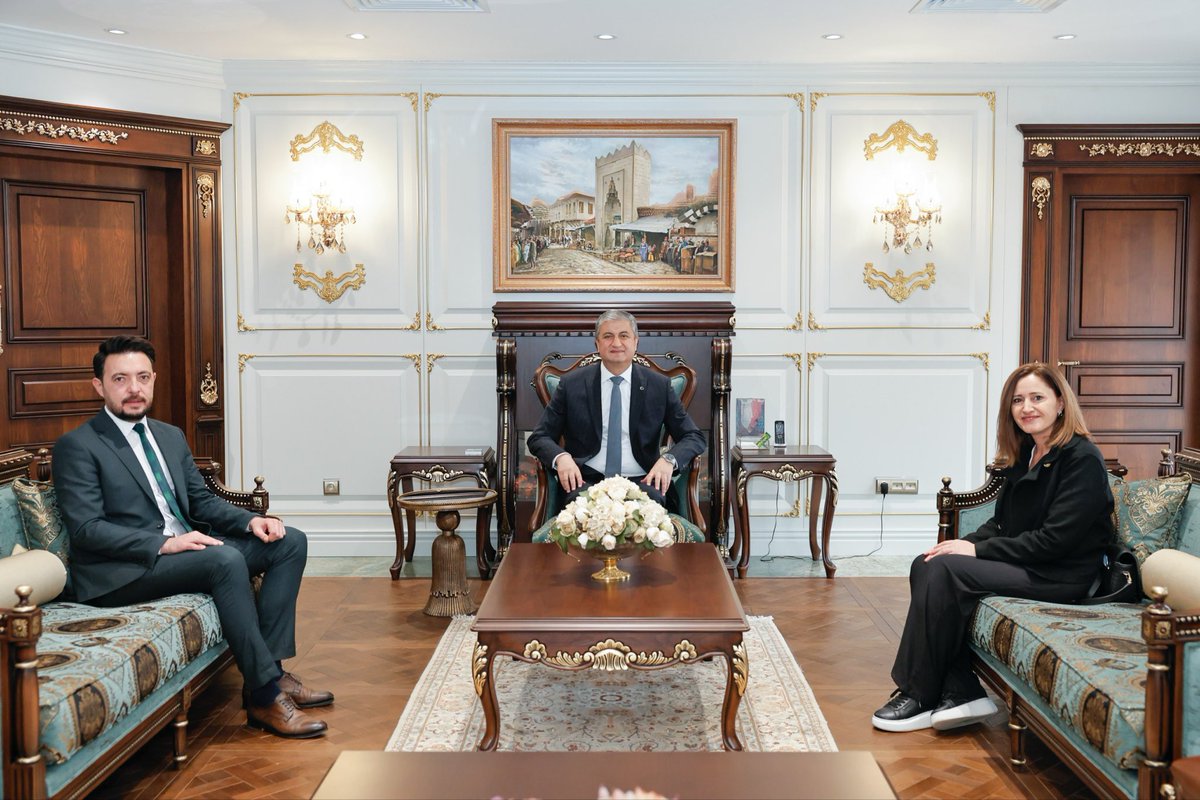 Anadolu Ajansı Adana Bölge Müdürü İbrahim Erikan ve Başmuhabir İsmihan Özgüven’i Valiliğimizde misafir ettik.

Kamuoyunu doğru, tarafsız ve hızlı bilgilendirme konusundaki öncü rolleriyle önemli bir görevi yerine getiren basın mensuplarımıza çalışmalarında başarılar diliyor,