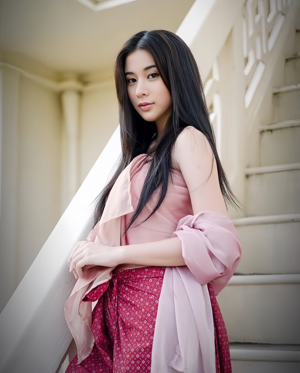 กรี๊ด นางเอกเจ้าครัวคือเก้าสุภัสสรา พล็อตเชฟชื่อดังถูกกล่าวหาว่าโกงระหว่างแข่งทำอาหารจนต้องปิดร้าน บังเอิญเจอตำราอาหารเก่าพาทะลุมิติมาเป็นบ่าวก้นครัวสมัยแผ่นดินกลาง เก้าเหมาะกับบทนางเอกทะลุมิติแนวรอมคอมแบบนี้มาก พี่เต๋อเป็นตาหมื่นปากจัด (จัดว่าปากหมาเลยล่ะ) สนุกแน่ ฉันรักทีวีซีน