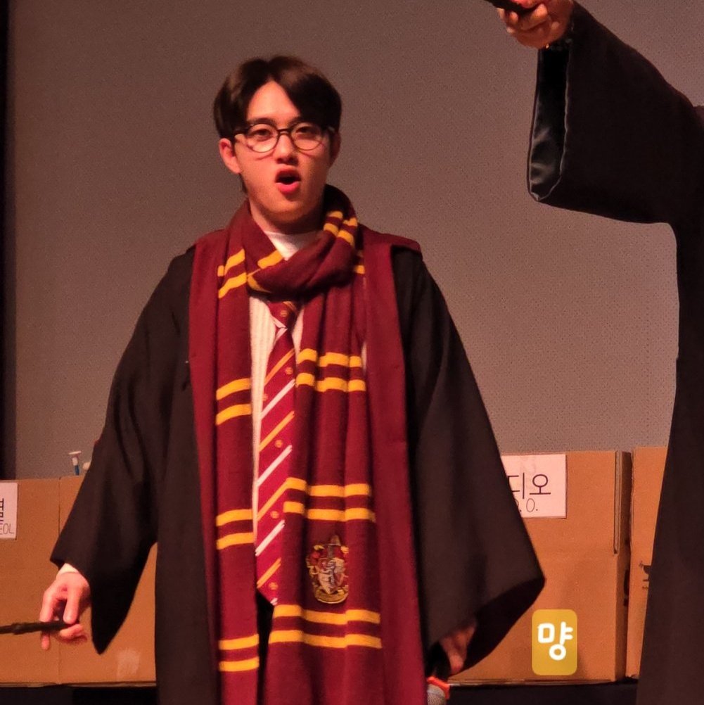 도경수 확신의 그리핀도르상인데 최애는 볼드모트인게 진짜 웃김