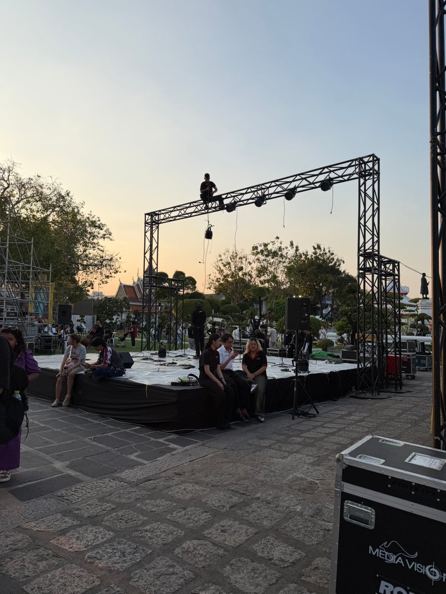 Backdrop เป็นสีทอง แล้วลิซ่าจะมาชุดสีอะไรดีคะเนี่ยย

#LISA #AmazingThailand
#AmazingThailandxLISA
#FeelAllTheFeelings <a href="/wearelloud/">LLOUD</a>