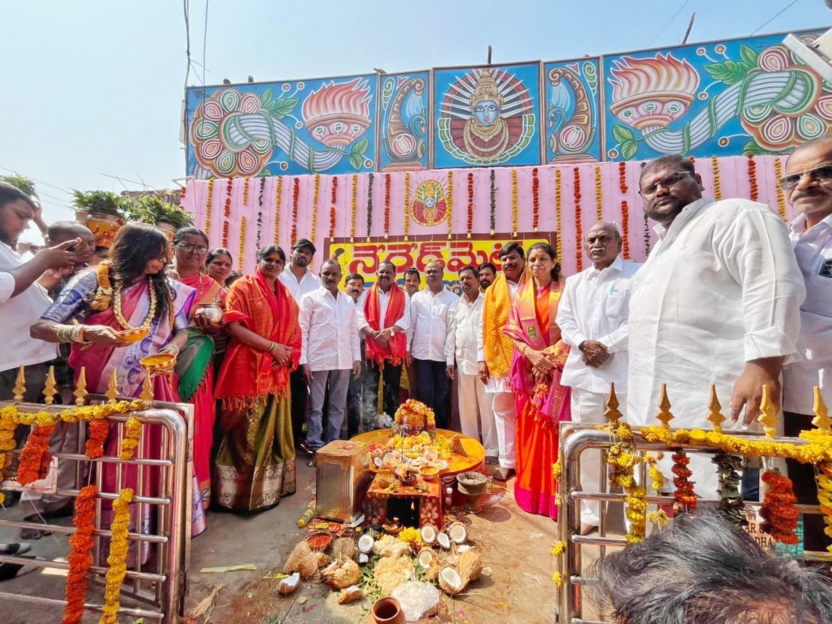 KUR_BRS's tweet photo. నేరేడ్‌మెట్ గ్రామంలోని బొడ్రాయి పండుగ సందర్భంగా సహచర కార్పొరేటర్ రాజ్యలక్ష్మి గారితో కలిసి దర్శించుకోవడం జరిగింది అనంతరం గ్రామ కమిటీ సభ్యులు కార్పొరేటర్లను శాలువాలతో సన్మానించడం జరిగింది

#188division #189division #NeredmetCorporator #yapralcorporator #kothapallymeenaupendarreddy https://t.co/el5C5Vt41s