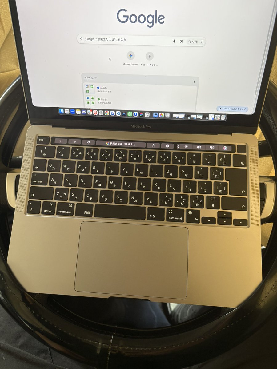 Image for the Tweet beginning: 今日も4時半から朝活！徐々に4時台置きがデフォルトになってきた💪

仕事柄、待機が多いので日によっては家のデスクより、ハンドルの上で学習する事が多い日もある😂
カバーにパソコンがフィットするから安定感も抜群やし、ハンドルの高さも上げれて肩こり対策も🙆‍♂️笑

#デイトラ 