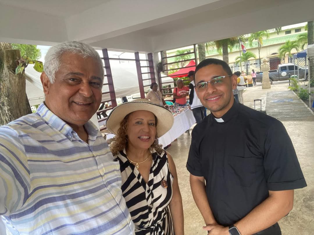 aprocomiches's tweet photo. En feria de artesanos en Miches, en honor a nuestra Virgen de la Altagracia. Acompañamos al maestro Genaro Reyes, mejor conocido como #Cayuco, artesano,  también como la licenciada Lelia De la Cruz, y a los demás. 
Dicho acto se inició con una misa en honor a la nuestra Virgen https://t.co/1LGPHmHHSu