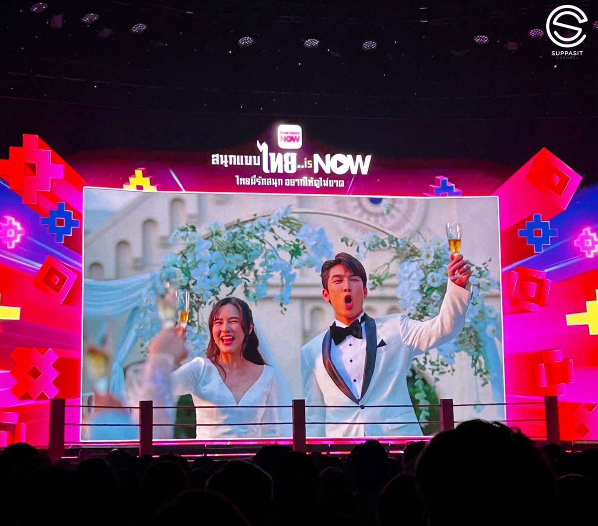 SuppasitChannel's tweet image. รอติดตามชมซีรีส์เรื่อง “ถึงคุณภรรยา...จากสามีที่รัก” (My Wife's Gunslinger God) 
ได้เร็วๆ นี้ นะคะ 😉🫶🏻

@MSuppasit
#MewSuppasit
#TrueVisionsNOW
#สนุกแบบไทยisNOW
#ถึงคุณภรรยาจากสามีที่รัก
#MyWifesGunslingerGod