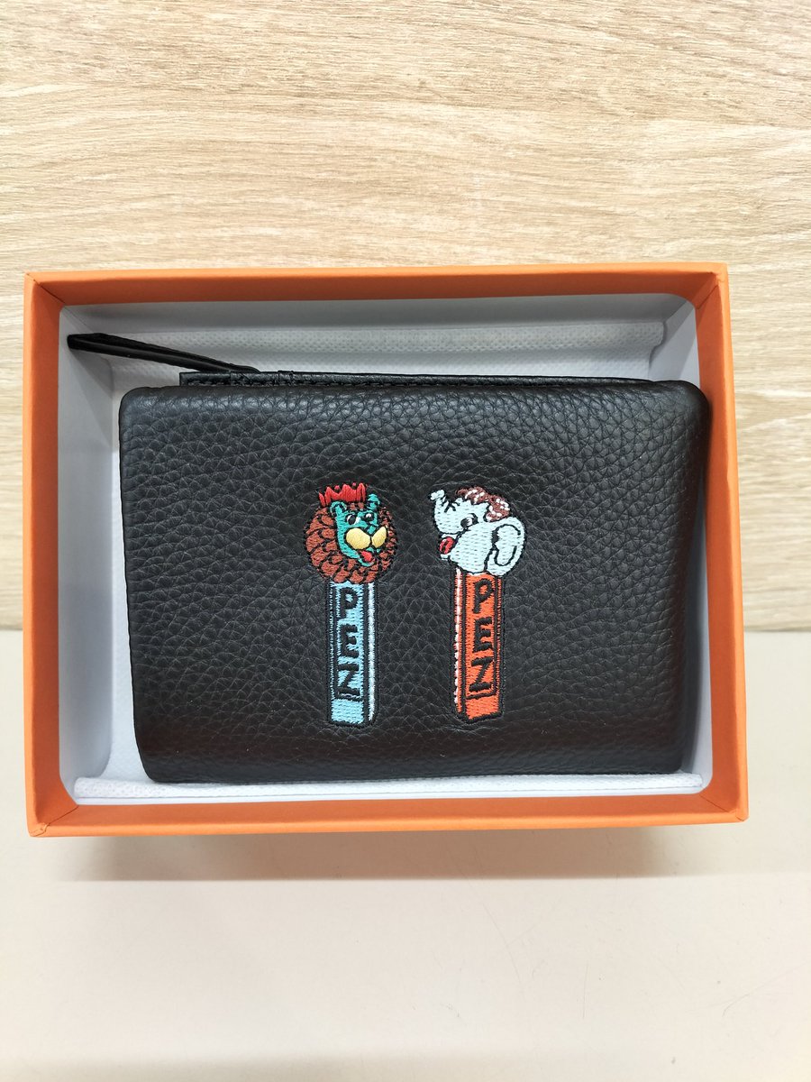 PEZの刺繍が入った二つ折り財布が入荷いたしました！ 箱もあり美品です