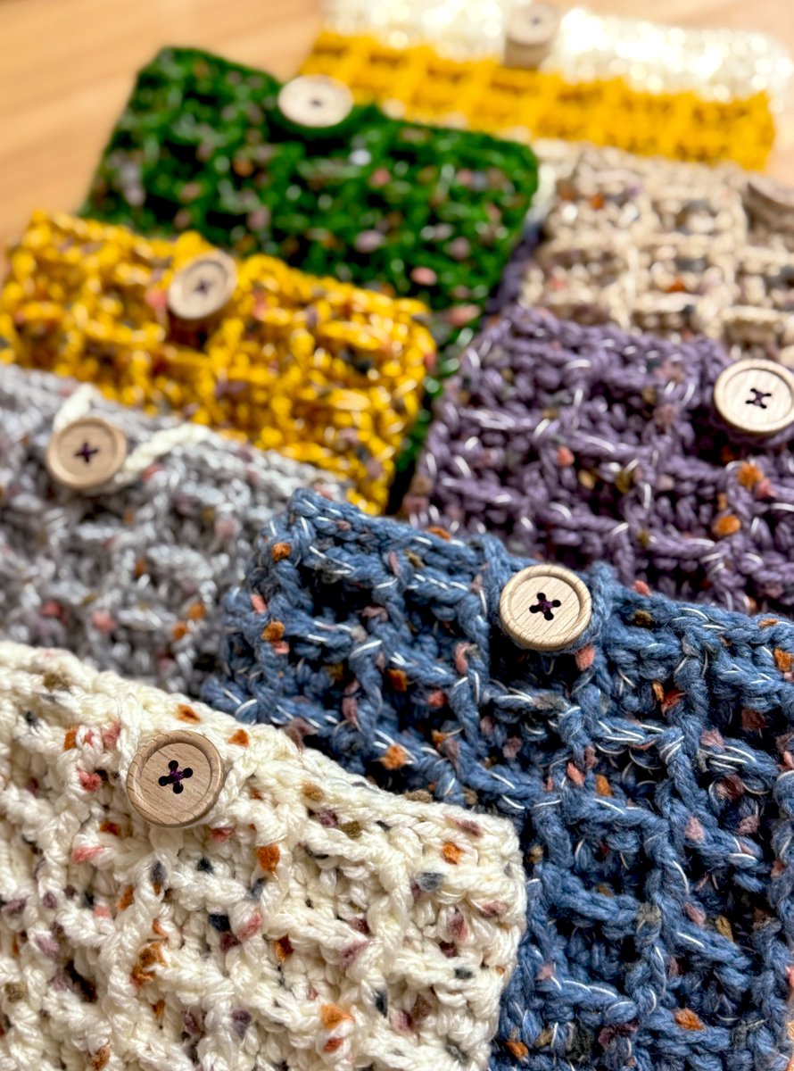 ワッフル編みの小さいポーチがたくさん生まれました🫶
お客様にお送りします🤍
ボタンは適当につけてるので💦取れたらつけ直してくださいwww

 #ワッフル編み 
 #かぎあみ