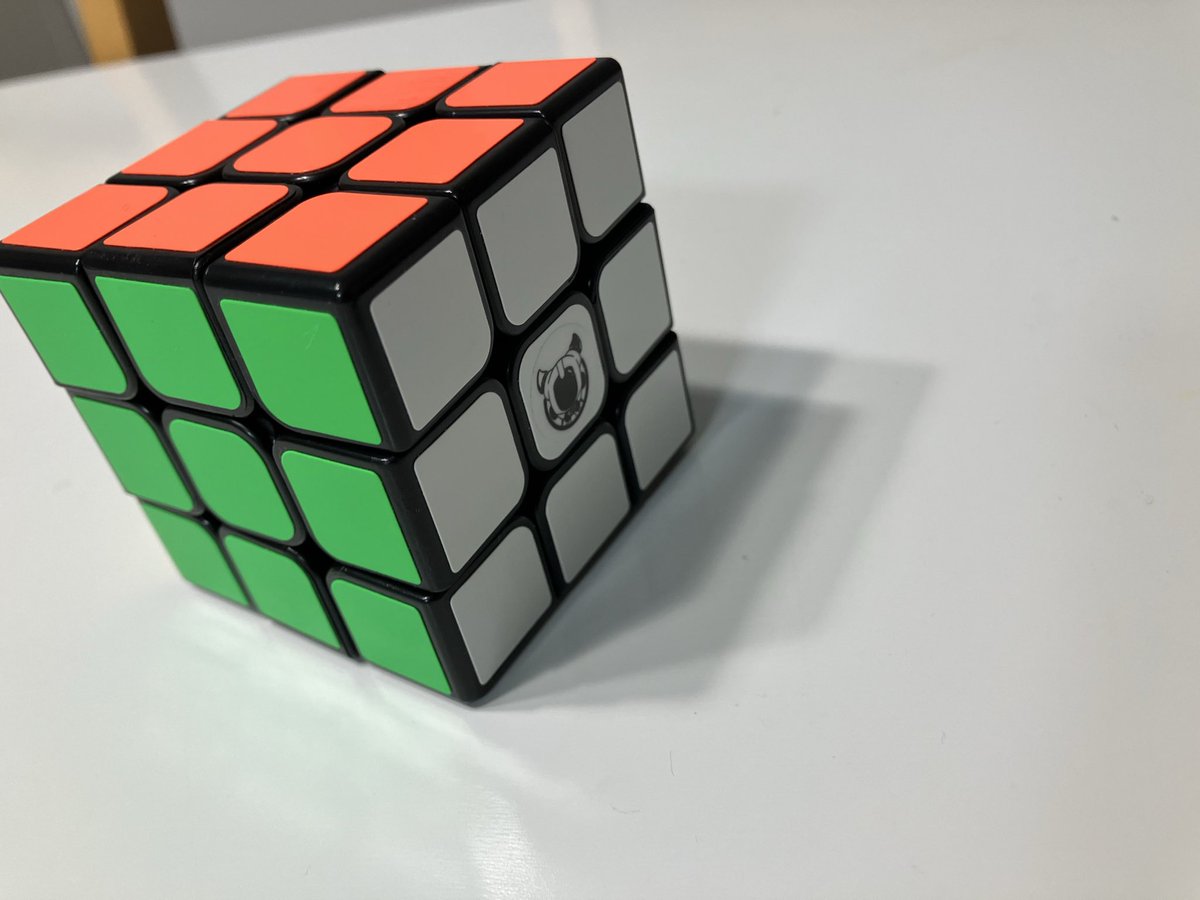 本当に今更だけど、ルービックキューブにハマってます🤓やっと3分台で揃えられるようになったけど、多分まだ越えなければならない壁がいくつかありそう。。。
