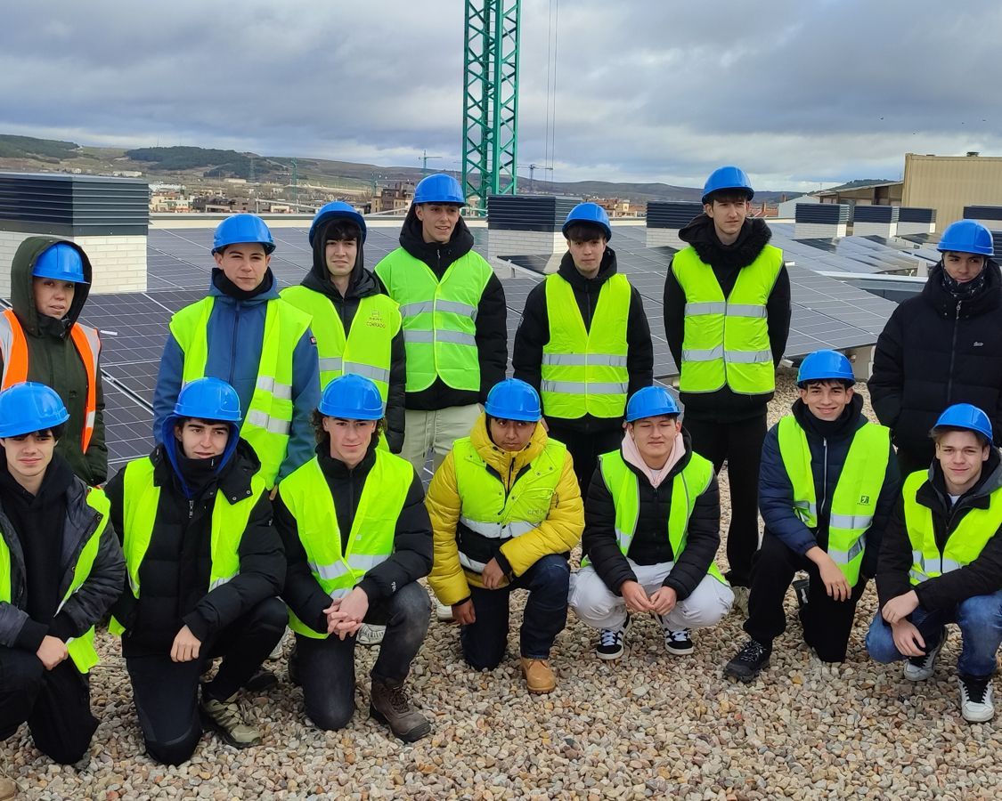 El pasado viernes 23 de enero, los alumnos de 2 de #FP #InstalacionesElectricas e #InstalacionesTelecomunicaciones, realizaron una visita a un edificio en construcción, para ver las instalaciones eléctricas, de telecomunicaciones y solar fotovoltaica para autoconsumo