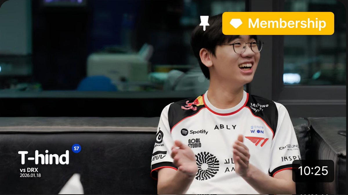 Bohaebin's tweet image. Ok so...
🐿: teleport from this sofa to that sofa, camera cant catch🤡
🐯: Smile and laugh while looking at phone?🤨
🐧: Brush teeth
🐨: Brush teeth like his drake father
🐶: have enough with 🐯's suspicious looking phone laugh🙄 #Doran #Oner #Faker #Peyz #Keria #T1WIN