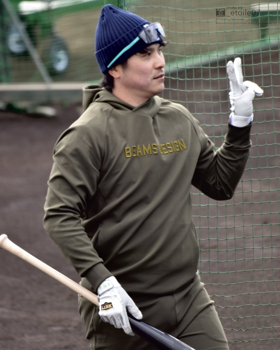 ☀️倉敷自主トレ
2026.01.25 ⚾️ 倉敷市営球場
（ 見学に来てるキッズに向けてピース✌🏻 ）
#baystars
#佐野恵太 選手