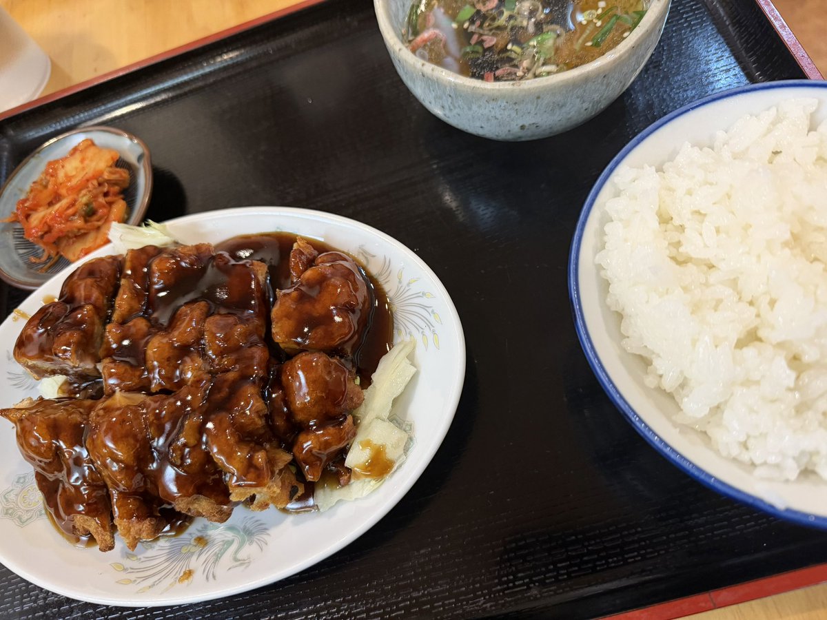 近所にあるのは知っていたけど一度も入った事がない中華料理屋さん。今日は家の人がいないので入ってみた。広い店内に店員さんが1人。他に人はいない。注文したらその人が奥へ行って調理を始めた。で、出てきたのが、とても美味しい。なぜもっと早く来なかったのかと思うくらい美味しい
