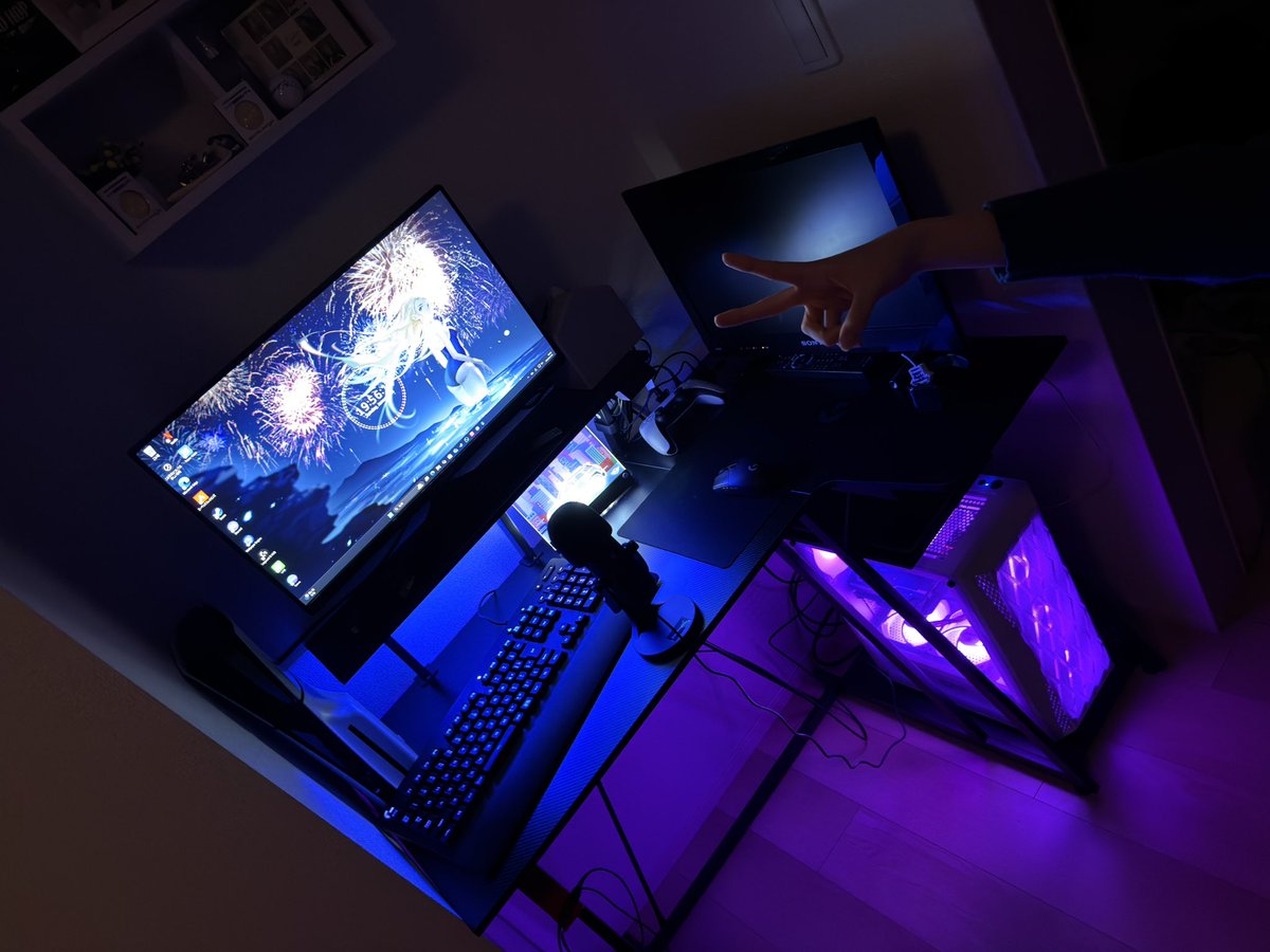 apex_er's tweet photo. 会社の後輩からゲーミングPCもらっていい感じになりました🔥🔥🔥
キーマウ練習するぞおおお！ https://t.co/h1XSBfvkIR