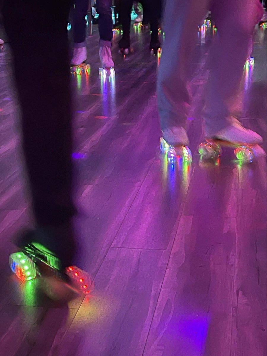 rish990's tweet image. 上海酒吧｜一家可以滑旱冰的bar