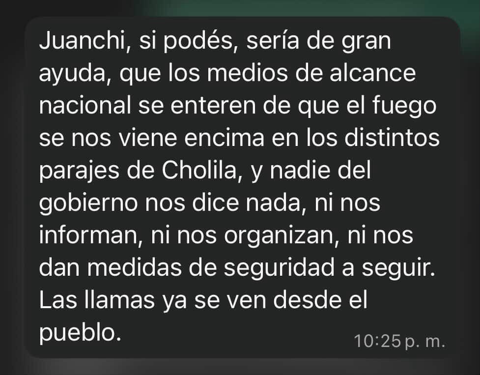 Se sigue incendiando Cholila. El fuego está cada vez más cerca de las casas.
El gobierno no manda ayuda ni brigadas y los medios siguen sin mostrar lo que pasa.

Hay profesores y escuelas recibiendo donaciones para hacer frente a lo que pasa. 

Ayuden a difundir.