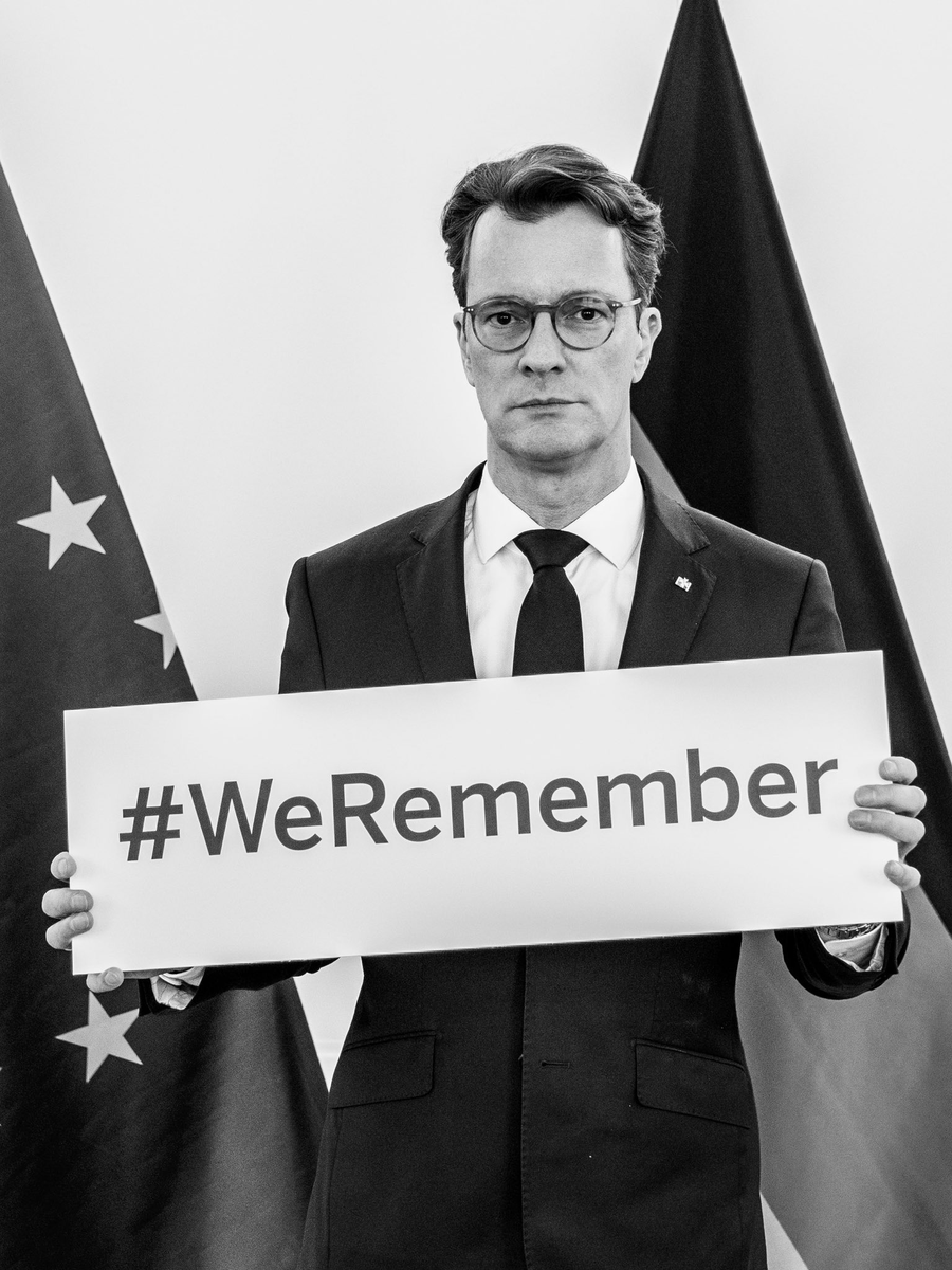 Heute halten sie alle wieder Bilder mit #WeRemember in die Kameras und posten diese mit bedeutungsschweren Texten.
Und morgen ist alles wieder wie immer - die Gefahren, denen jüdische Mitbürger heute in Deutschland ausgesetzt sind, werden nicht angesprochen, ja geleugnet.