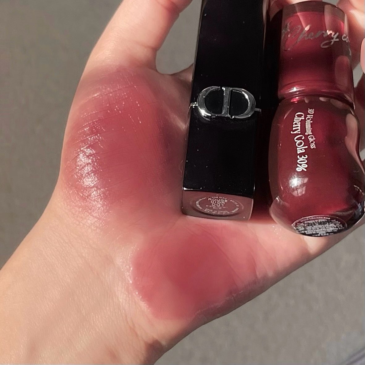 ลิปdior สีแมสที่พสอินเตอไฮป์กัน ถ้าไม่ซีเรียสเรื่องเนื้อลิป(ซึ่งชั้นให้กลอสเนื้อดีกว่าด้วย) ก็ซื้อกลอสfweeไปเถอะะะ 350เทียบกะ1850 สีเดียวกันเป๊ะ55555555